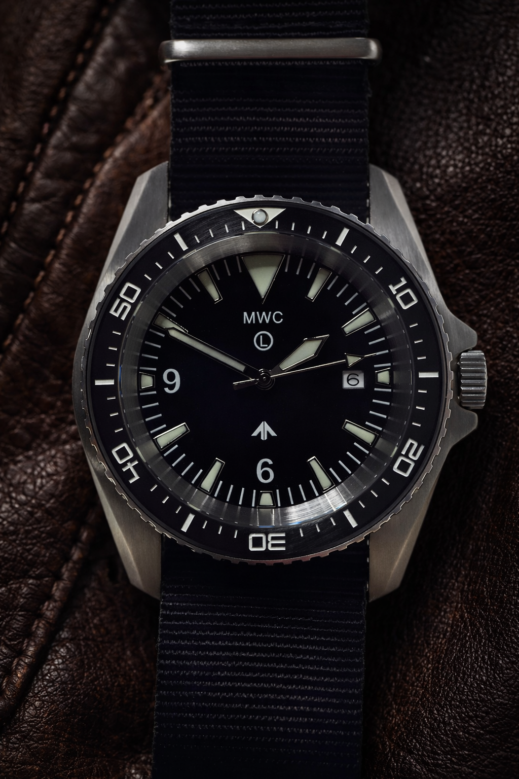 MWC Heavy Duty 300m Military Divers Watch in Stainless Steel Case (Quartz) with Sapphire Crystal and Ceramic Bezel (Solid Bar Version)